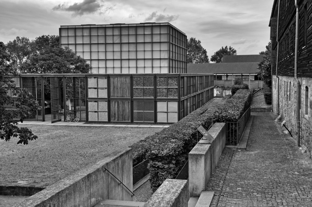 Moderne Architektur mit Glas und Beton in schwarz-weißer Darstellung.